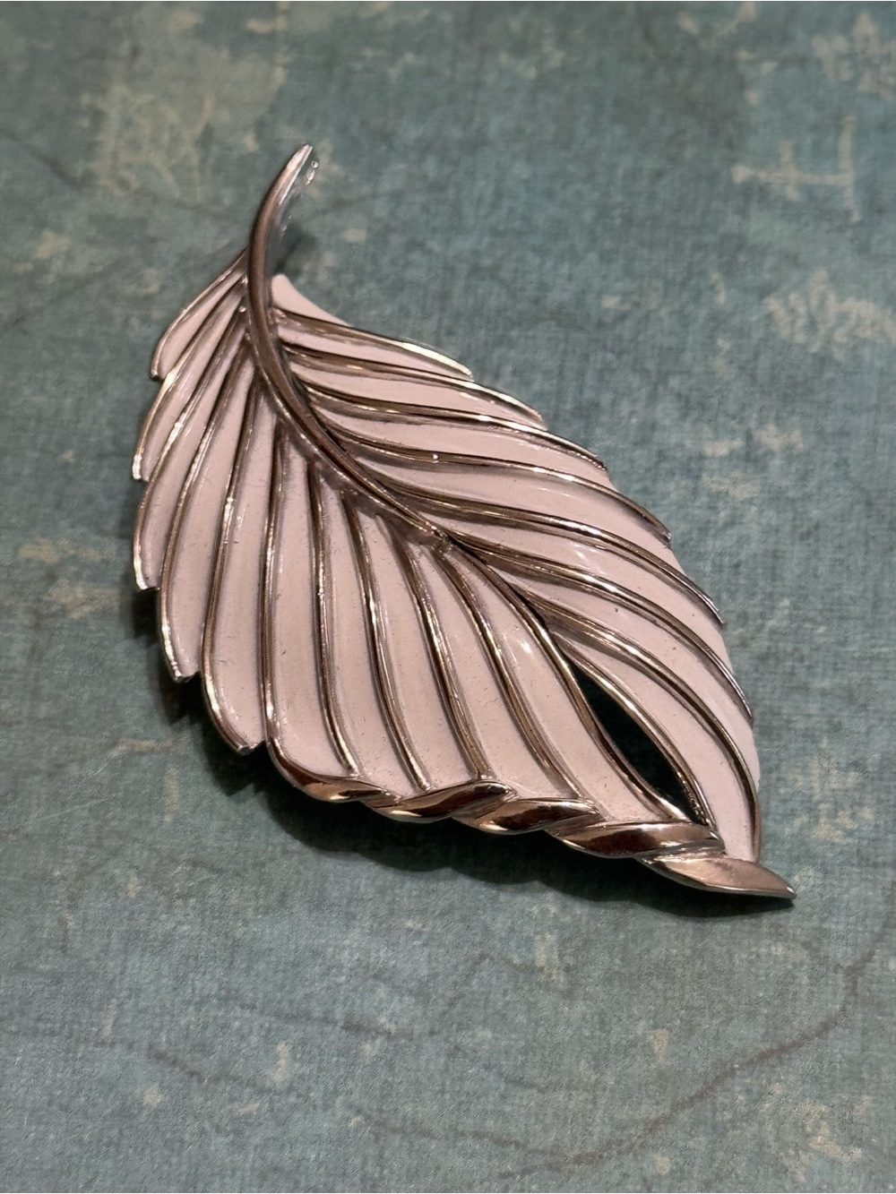 VINTAGE CROWN TRIFARI LEAF BROOCH